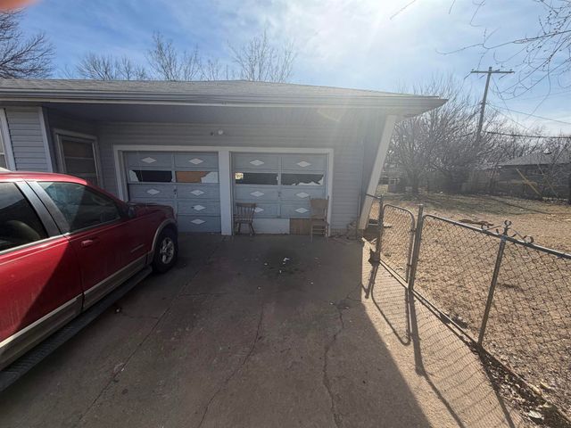 2201 S Broadview St, Wichita, KS 67218