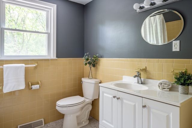 8 Spruce Rd, Medway, MA 02053