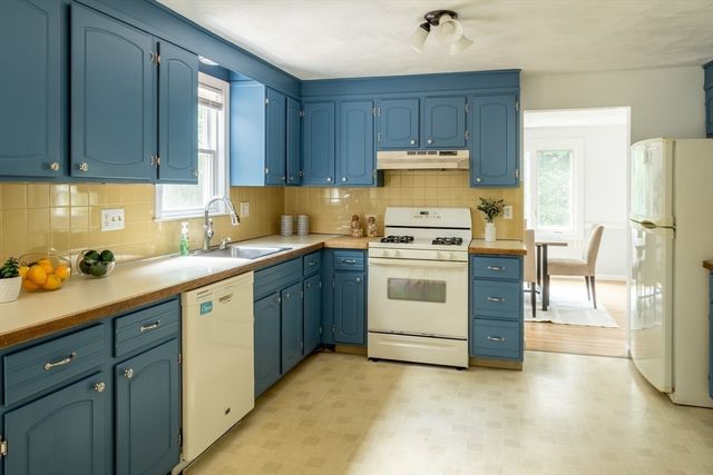 8 Spruce Rd, Medway, MA 02053