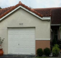 8249 NW 70th St, Tamarac, FL 33321