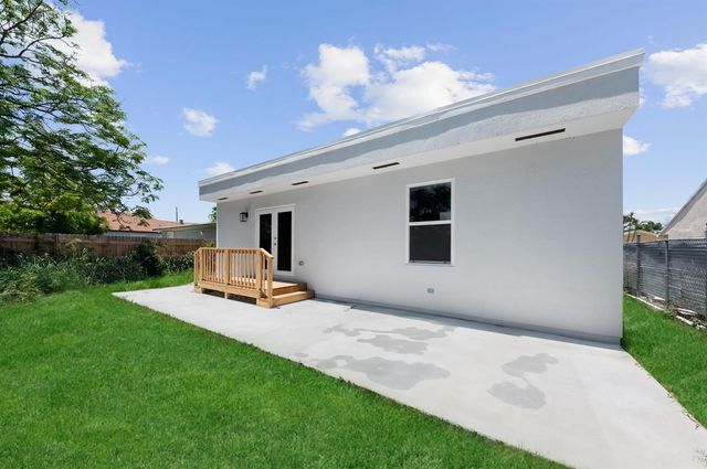 720 Mcintosh Street, West Palm Beach, FL 33405
