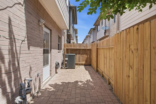 218 Plaza Del Sol Park, Houston, TX 77020