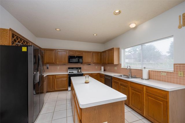 303 Welford Lane, Highlands, TX 77562