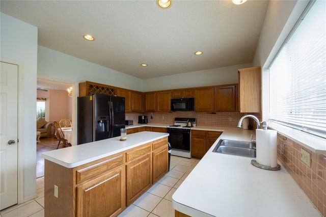 303 Welford Lane, Highlands, TX 77562