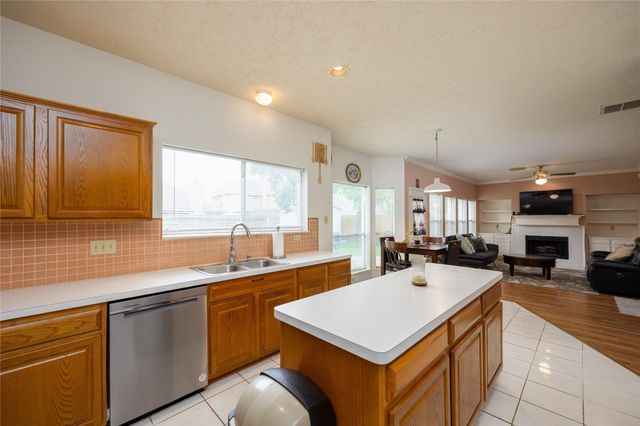 303 Welford Lane, Highlands, TX 77562