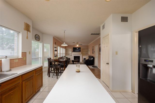 303 Welford Lane, Highlands, TX 77562