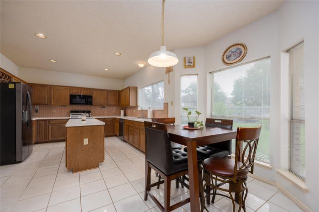 303 Welford Lane, Highlands, TX 77562