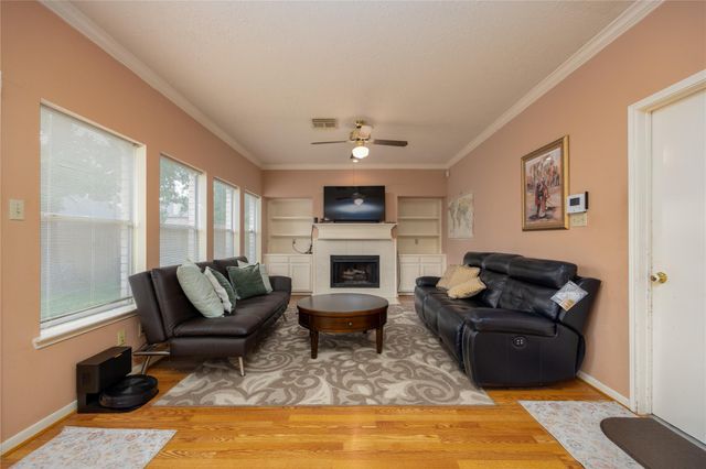303 Welford Lane, Highlands, TX 77562