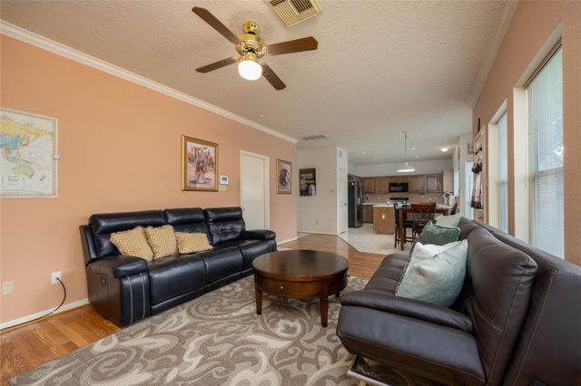 303 Welford Lane, Highlands, TX 77562