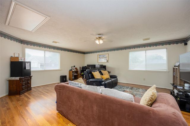 303 Welford Lane, Highlands, TX 77562
