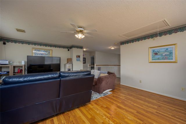 303 Welford Lane, Highlands, TX 77562