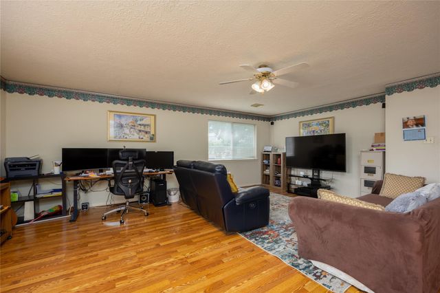 303 Welford Lane, Highlands, TX 77562