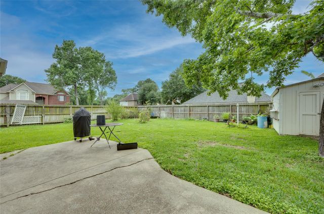 303 Welford Lane, Highlands, TX 77562