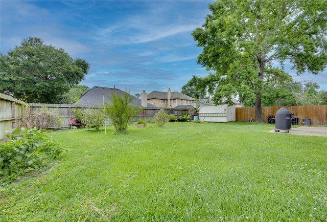 303 Welford Lane, Highlands, TX 77562
