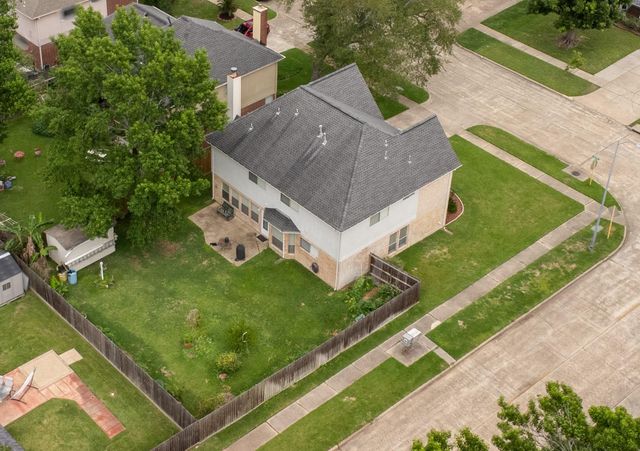 303 Welford Lane, Highlands, TX 77562