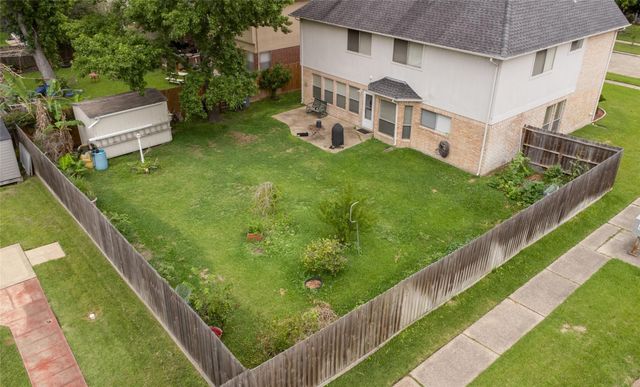 303 Welford Lane, Highlands, TX 77562