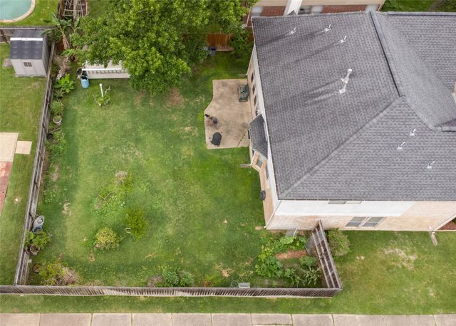 303 Welford Lane, Highlands, TX 77562