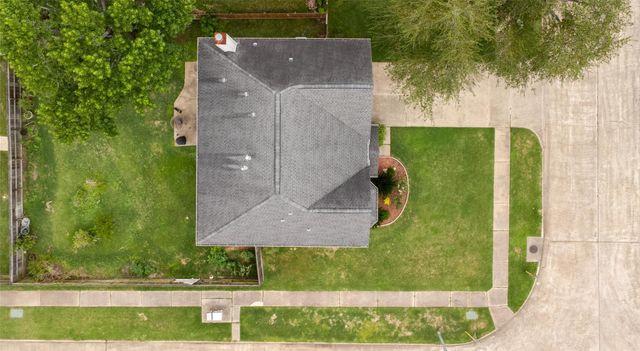 303 Welford Lane, Highlands, TX 77562
