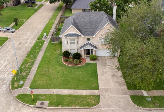 303 Welford Lane, Highlands, TX 77562