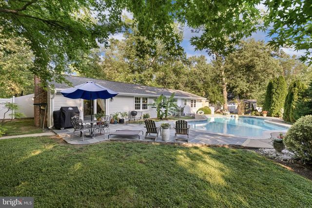 8 POND CIR, Fredericksburg, VA 22407