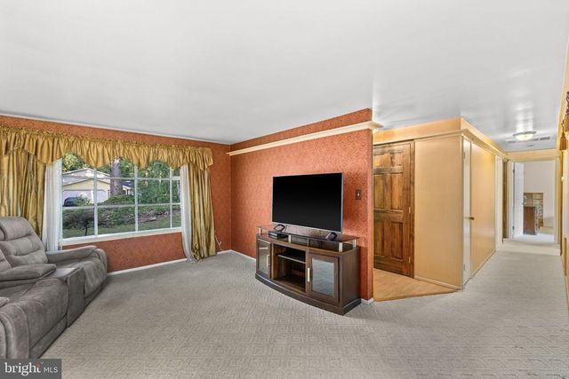 8 POND CIR, Fredericksburg, VA 22407