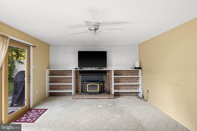 8 POND CIR, Fredericksburg, VA 22407