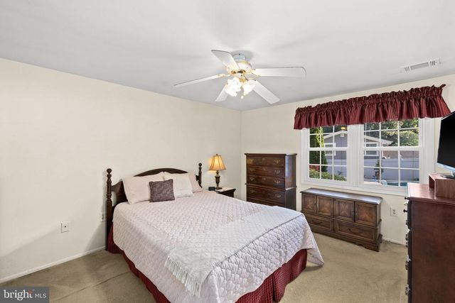 8 POND CIR, Fredericksburg, VA 22407