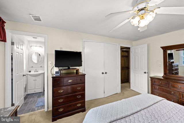 8 POND CIR, Fredericksburg, VA 22407