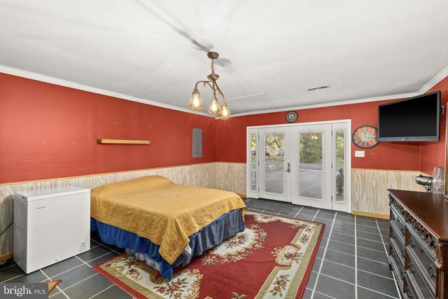 8 POND CIR, Fredericksburg, VA 22407