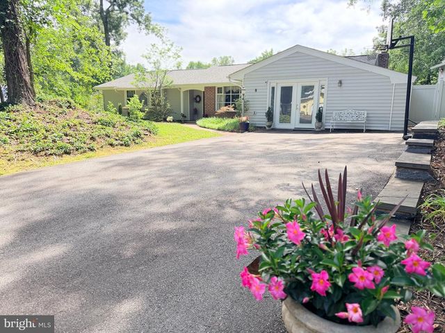 8 POND CIR, Fredericksburg, VA 22407