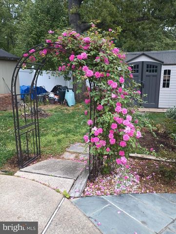 8 POND CIR, Fredericksburg, VA 22407