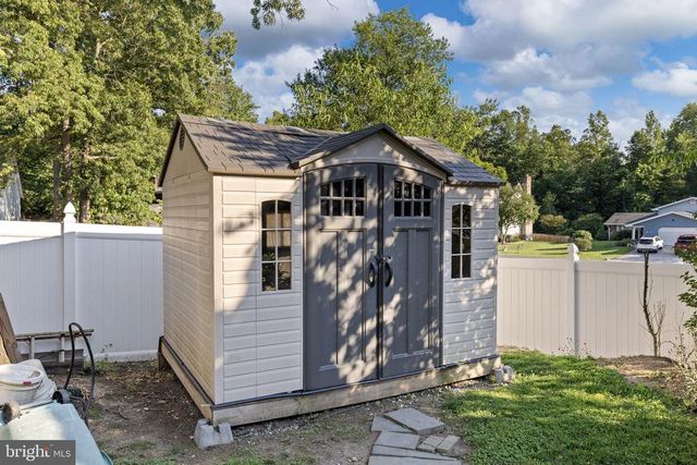 8 POND CIR, Fredericksburg, VA 22407