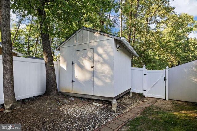 8 POND CIR, Fredericksburg, VA 22407