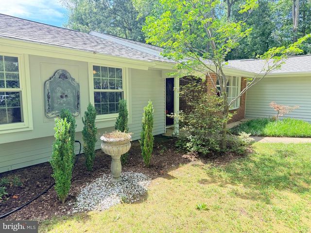 8 POND CIR, Fredericksburg, VA 22407