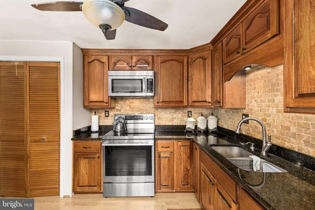 8 POND CIR, Fredericksburg, VA 22407