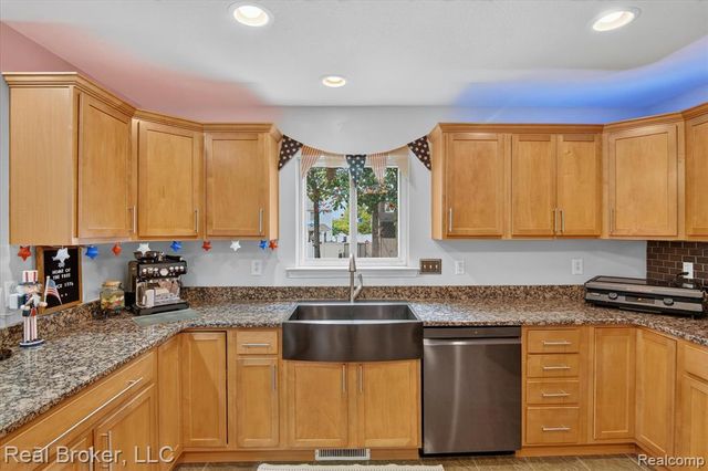 15156 Oak Valley Lane, Monroe, MI 48161