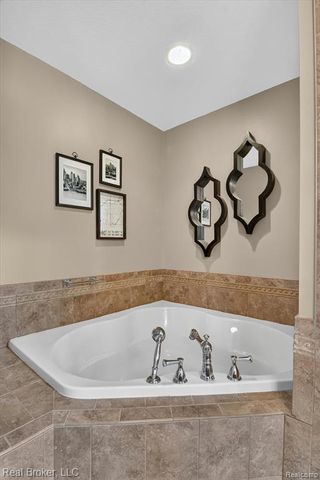 15156 Oak Valley Lane, Monroe, MI 48161