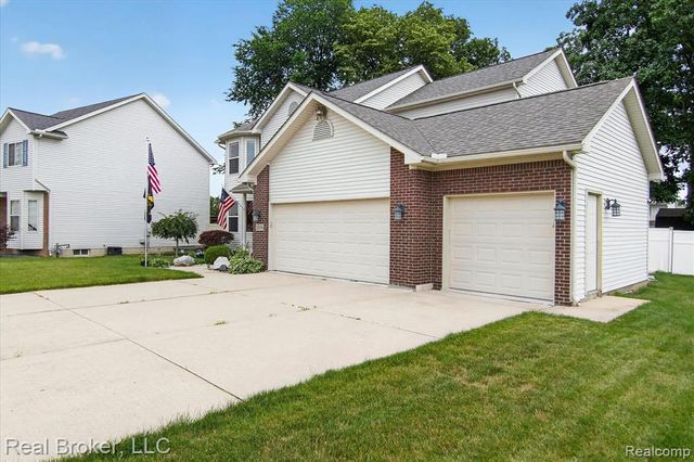 15156 Oak Valley Lane, Monroe, MI 48161