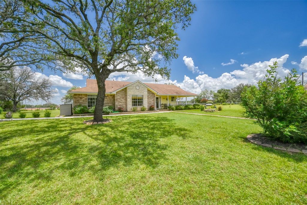 504 N Avenue N, Johnson City, TX 78636