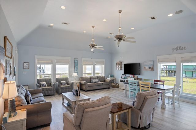 961 Hamilton Drive, Crystal Beach, TX 77650