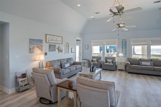 961 Hamilton Drive, Crystal Beach, TX 77650