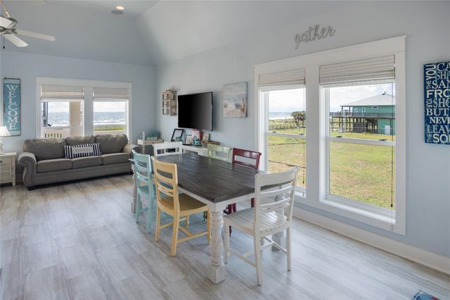 961 Hamilton Drive, Crystal Beach, TX 77650