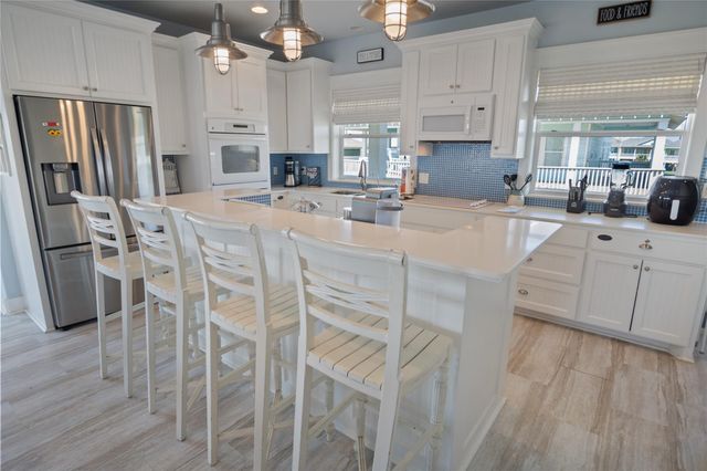 961 Hamilton Drive, Crystal Beach, TX 77650