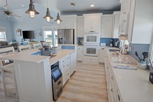 961 Hamilton Drive, Crystal Beach, TX 77650