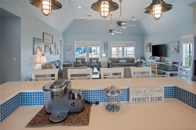 961 Hamilton Drive, Crystal Beach, TX 77650