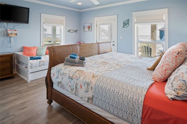 961 Hamilton Drive, Crystal Beach, TX 77650