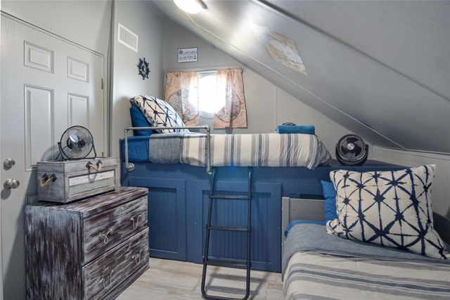961 Hamilton Drive, Crystal Beach, TX 77650