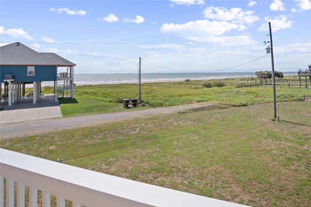 961 Hamilton Drive, Crystal Beach, TX 77650