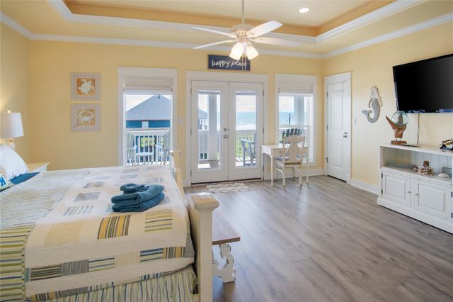 961 Hamilton Drive, Crystal Beach, TX 77650