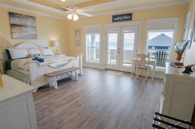 961 Hamilton Drive, Crystal Beach, TX 77650